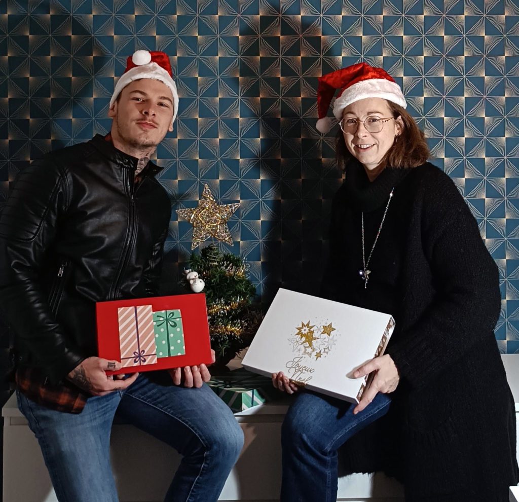 Marceau Poingt et Delphine GUILLOU, écrivain public et biographe en Vendée, vous invitent à participer au jeu Concours de Noël organisé par le cabinet Des Mots pour Des Histoires
